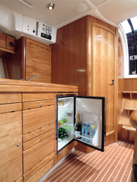 Bavaria yacht - WAECO hűtő a szekrénysorban Bavaria yacht - WAECO hűtő a szekrénysorban